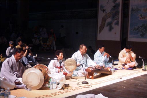 삼현육각의 시나위 연주 장면. 왼쪽부터 이귀인(장구), 김용철(아쟁), 한용호(피리), 박영태(디금). 북 대신 징을 치고 있는 이는 강부자 단골. 